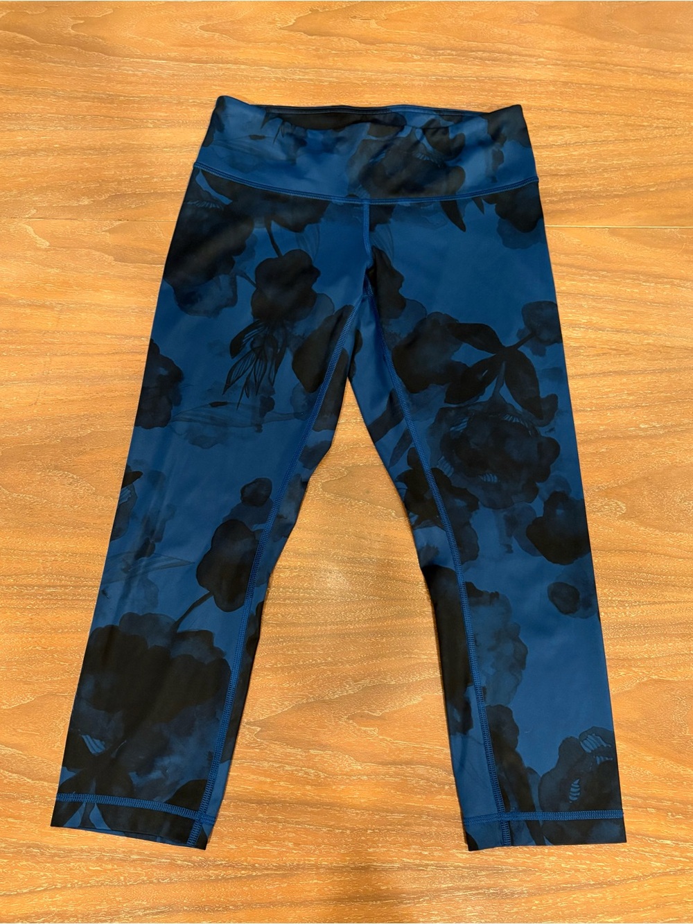 Women’s Lululemon Wunder Under Crop II Blue and Black Floral Leggings in size 6